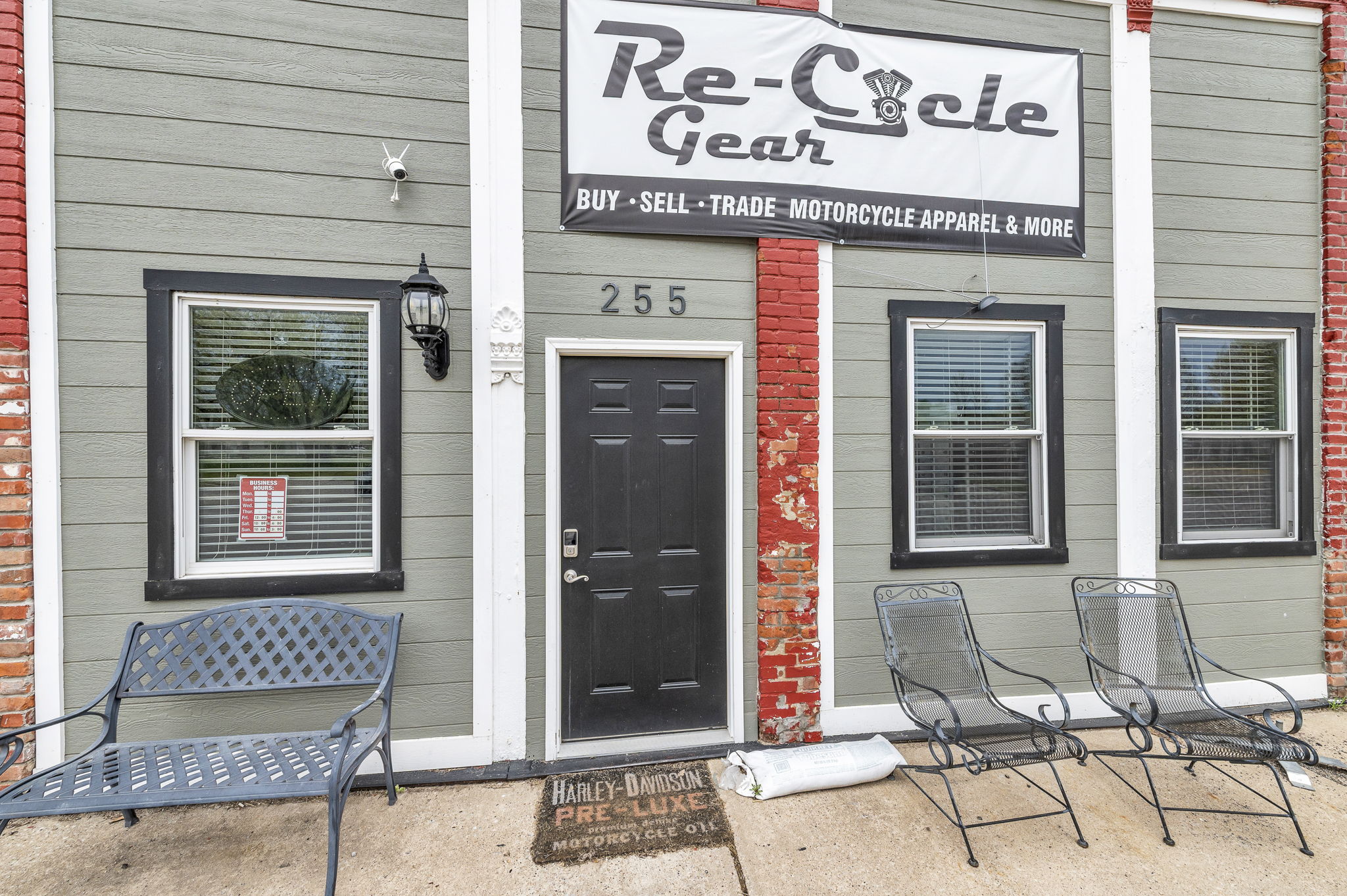 255 Main Street entrance and storefront signage