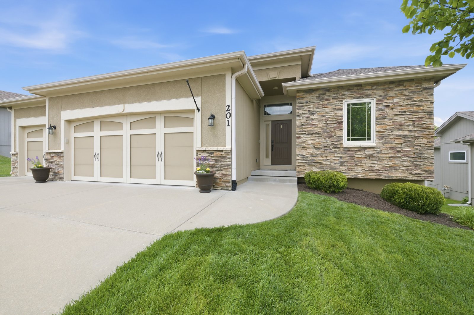 201 S MariMack Drive front exterior — reverse 1.5 story home in Estates of MariMack, Kearney, MO