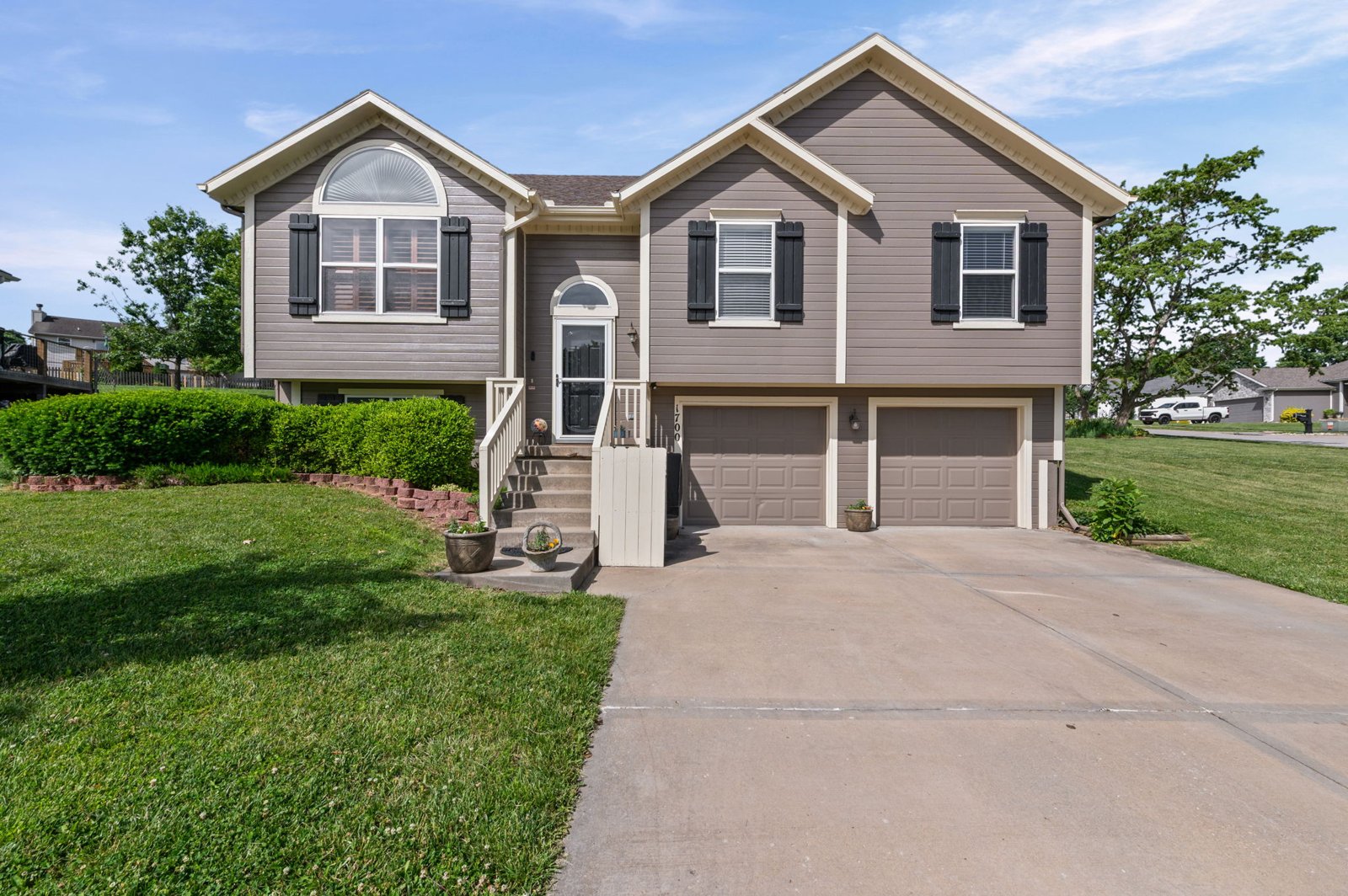 1700 Debrah Drive, Kearney MO front exterior